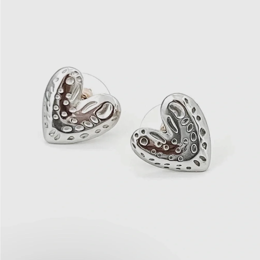 Heart studs - Picture 3 of 5